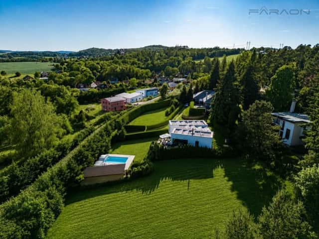 Nadčasová vila 5+1 (232 m) s bazénem a špičkovými technologiemi na pozemku 933 m, Praha východ - Sen, Čtyřkoly – Javorník, okres Benešov