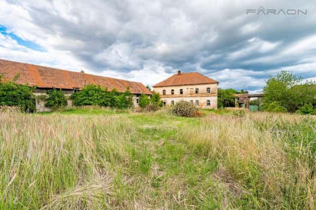 Prodej historického objektu k rekonstrukci (3061 m2), Vysoký Újezd - Kuchař, Vysoký Újezd – Kuchař, okres Beroun