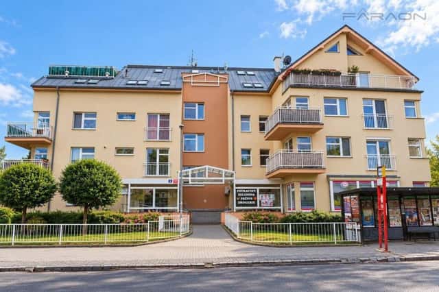 Pronájem moderního a kompletně vybaveného bytu 2+kk(52 m) s balkonem, garážovým stáním a sklepem, PR, Internacionální, Praha 6 – Suchdol