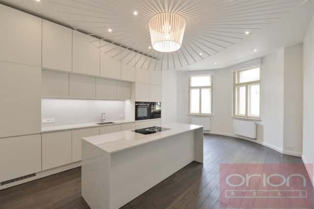 Pronájem zařízeného luxusního bytu s balkonem: Praha 3 - Vinohrady, Laubova, Laubova, Praha 3 – Vinohrady