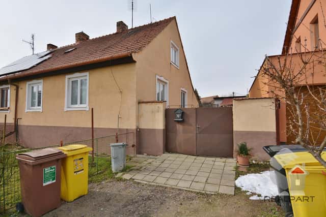 Nabízíme k pronájmu polořadový rodinný dům 3+1 o podlahové ploše 101 m2 v centru obce Tasovice., Tasovice, okres Znojmo