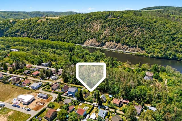 Pozemek s rekreační stavbou a potenciálem budoucího bydlení v Hradištku pod Medníkem, Hradištko, okres Praha-západ