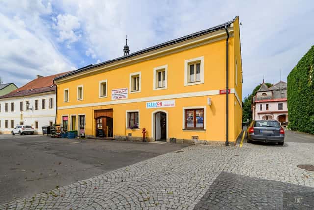 Polyfunkční dům v na náměstí v Českém Dubu, zavedené nájmy a další potenciál, Kostelní, Český Dub – Český Dub I, okres Liberec