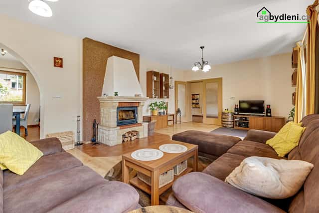 Prodej domu Kvíčovice | užitná plocha 249 m² | pozemek 992 m² | krb | garáž |, Kvíčovice, okres Domažlice