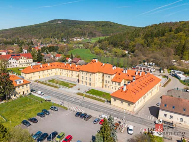Prostorný podkrovní zámecký byt, Slavíkova, Jince, okres Příbram