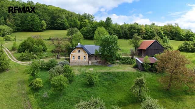 Nabízíme výjimečnou příležitost vlastnit chalupu a rozsáhlé pozemky více jak 285 tisíc m2, Vsetín