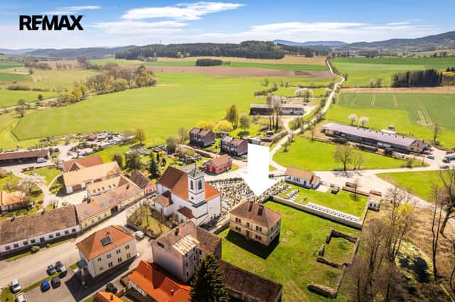 Prodej fary s klasicistní stavbou, hospodářská budova, pozemky a rybníkem. Předslavice u Volyně., Předslavice, okres Strakonice