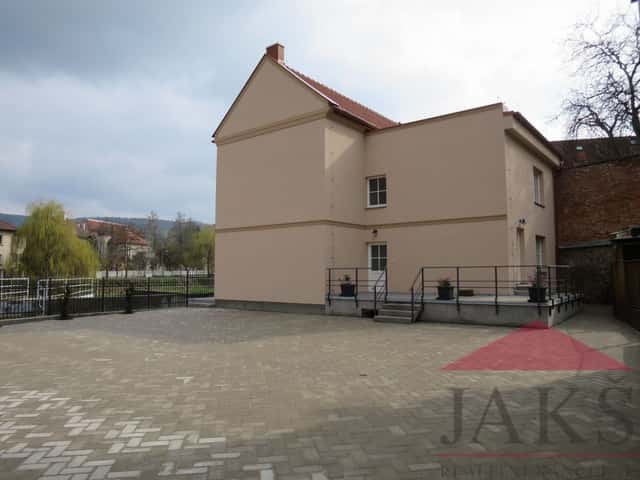 Sušice - Na Valše; pronájem parkovacího místa na oploceném pozemku v centru, Na Valše, Sušice – Sušice II, okres Klatovy