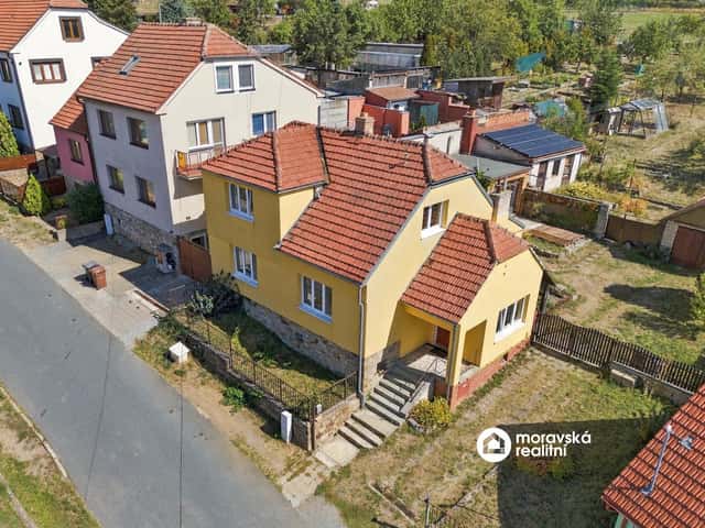 Prodej prostorného rodinného domu s velkorysým pozemkem v Zakřanech, Zakřany, okres Brno-venkov