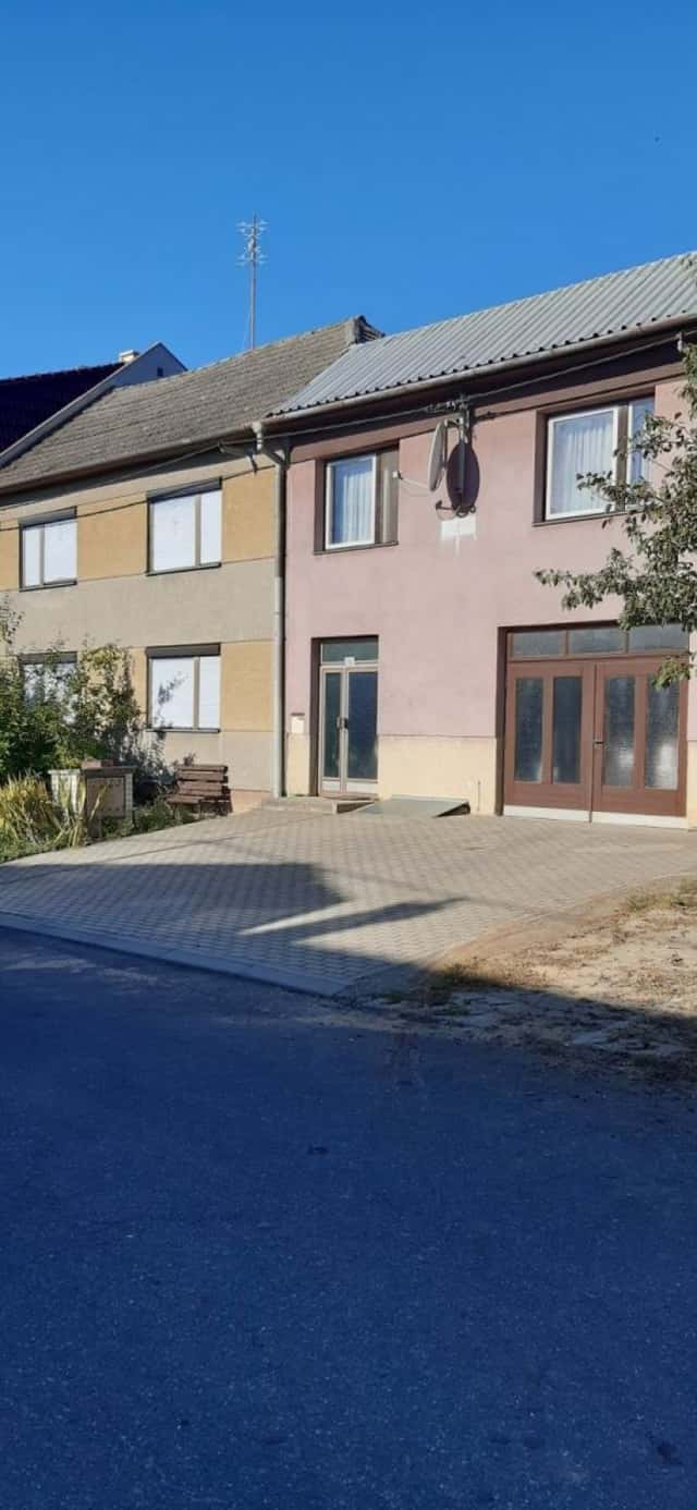 Rod. dům o třech bytových jednotkách - 3 X 2 + 1, Troubky-Zdislavice – Zdislavice, okres Kroměříž