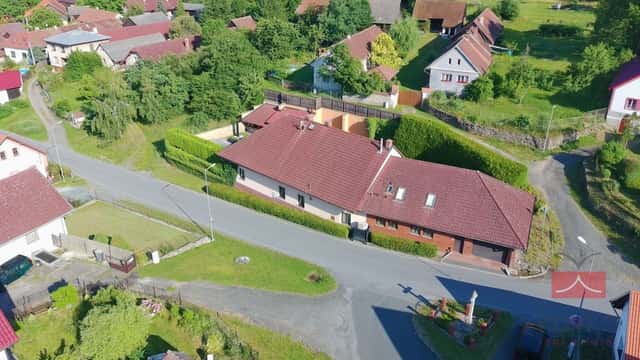 Prodej rodinného domu 4+1 s vyhřívaným bazénem, venkovní kuchyní a rozlehlým zázemím Chřenovice, Chřenovice, okres Havlíčkův Brod