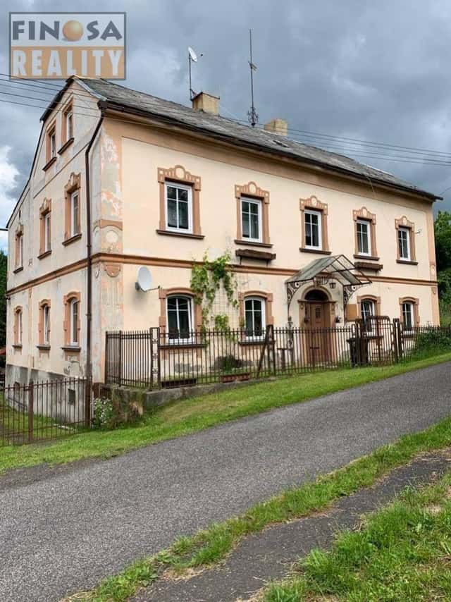 Na prodej velký, samostatně stojící rodinný dům 1+8 s přístavkem a rozlehlým pozemkem v Doubici, okr, Doubice, okres Děčín