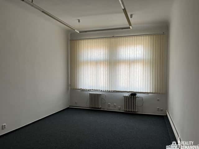 Pronájem dvou propojených kanceláří, každá s vlastním vstupem, 24 a 32 m2, v AB u metra, P- 2, Rumunská, Praha 2 – Nové Město