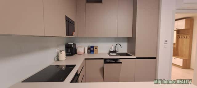 Pronájem luxusního nového bytu 2+kk, 71 m² + zahrada 119 m², garáž a sklep | Rezidence Par, Šrámkové, Praha 3 – Žižkov