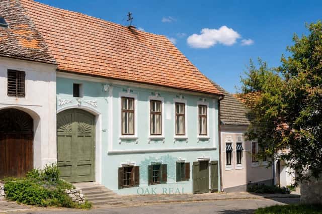 Prodej historické usedlosti, o velikosti 200 m2, na pozemku 892 m2, obec Pavlov u Věstonic, Na Návsi, Pavlov, okres Břeclav