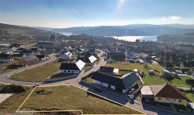 Zasíťovaný stavební pozemek 961 m2, Frymburk, okres Český Krumlov