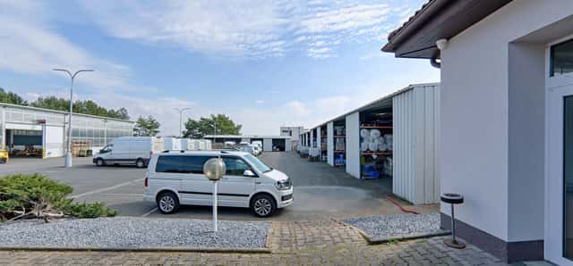Dvě nezateplené skladovací haly 602 a 174 m2, venkovní zpevněná plocha 1.100 m2, 9. května, Moravany, okres Pardubice