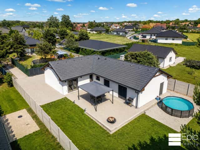 Na prodej moderní novostavba RD 4+kk, pozemek 2 195 m², terasa, bazén, vlastní les, Na ladech, Tišice – Chrást, okres Mělník
