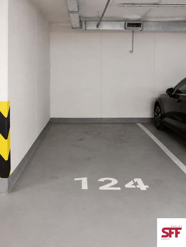Garážové parkovací místo k pronájmu Tesla Hloubětín, Poděbradská, Praha 9, Poděbradská, Praha 9 – Hloubětín