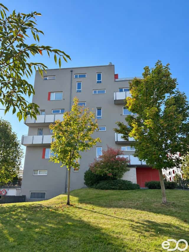 Pronájem plně vybaveného bytu 2+kk s předzahrádkou a garážovým stáním. Kočky vítány, Václava Trojana, Praha 10 – Uhříněves