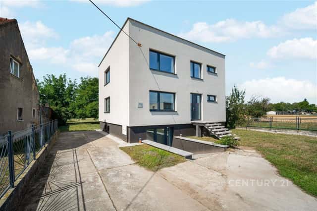 Velký rodinný dům z rozsáhlým pozemkem, Uhřičice, okres Přerov