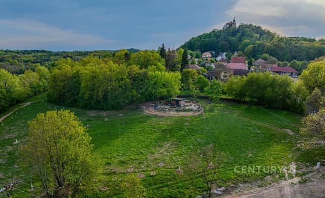 Stavební pozemek o velikosti 3 010 m2 pod hradem Vysoký Chlumec, Vysoký Chlumec, okres Příbram
