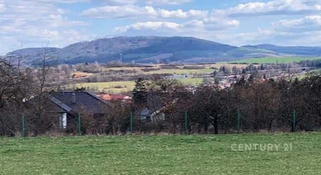 Pozemek pro bydlení s panoramatickým výhledem přes okolní koruny stromů v městě Poříčí nad Sázavou,, Poříčí nad Sázavou, okres Benešov