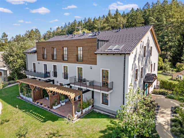 Designový plně zařízený byt 3+kk s balkonem, skladem + 2x parking, 100 m od lesa, Kařez, Kařez, okres Rokycany
