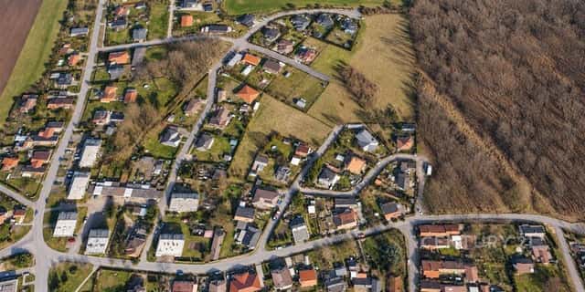 Tři pozemky pro výstavbu rodinných domů s vlastní příjezdovou cestou Jabkenice, celkem 3 441m, Jabkenice, okres Mladá Boleslav
