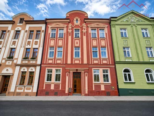 Podkrovní mezonetový byt 6+kk s terasou a zahradou v centru Chomutova, 155 m2, náměstí Dr. Beneše, Chomutov