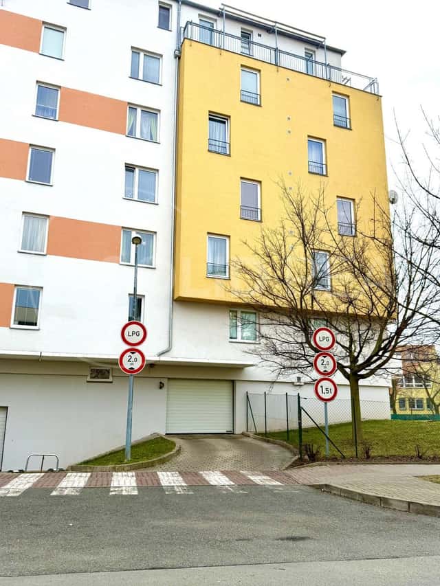 Pronájem krytého garážového stání Praha- Letňany, Zlonická, Praha 9 – Letňany