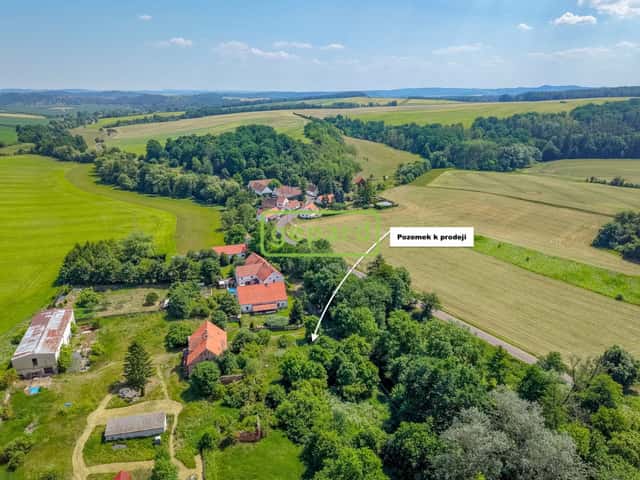 POZEMEK 1 142 m V KLIDNÉ ČÁSTI OBCE PŘIBENICE, Lubenec – Přibenice, okres Louny