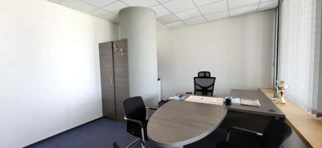 Pronájem samostatné kompletně zařízené kanceláře o výměře 19,77 m2 s možností parkování AZ TOWER, Pražákova, Brno – Štýřice, okres Brno-město