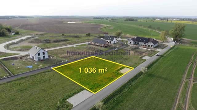 STAVEBNÍ POZEMEK 1 036 M V DIVCI, Divec, okres Hradec Králové