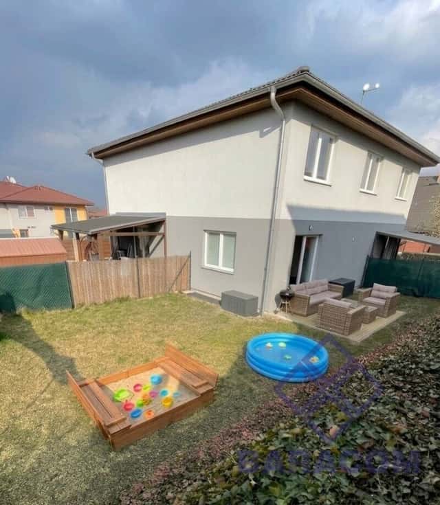 Ideální rodinné bydlení: Mezonet 3+kk se zahradou a 2 parkovacími místy Bašť, Bořanovická, Bašť, okres Praha-východ