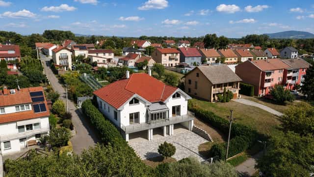 Luxusní vila 5+kk, garáž pro 6 aut, výhled na rybník, Nová Ves u Pohořelic, Pohořelice – Nová Ves, okres Brno-venkov
