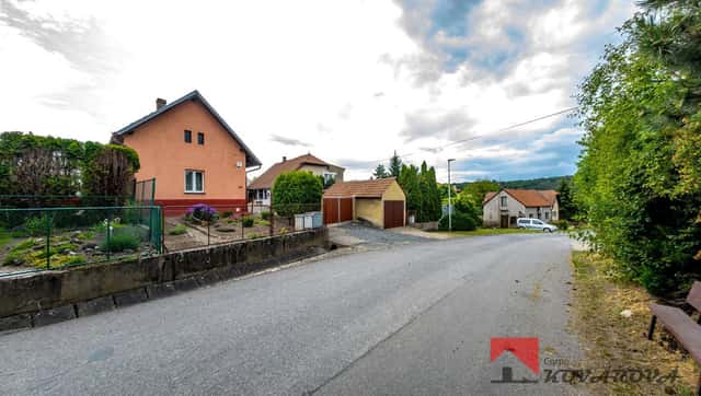 Rodinný dům 4+1 se dvěma garážemi, půdou a pozemkem 498 m², Nová Ves u Mělníka, Nová Ves, okres Mělník