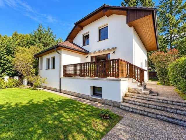 Prodej prostorného rodinného domu 5+1 s krásnou zahradou a garáží Káraný., Káraný, okres Praha-východ