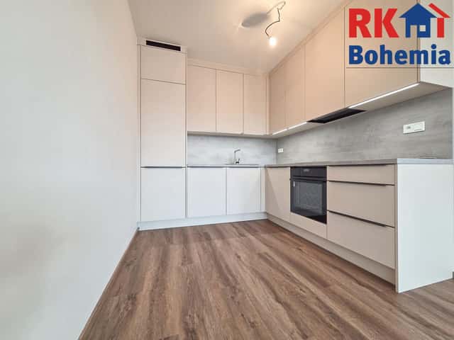 Pronájem 2kk 55m2 P4 Kamýk, ul. Hodkovická, balkon, sklep, garážové stání, nezařízen, Hodkovická, Praha 4 – Kamýk