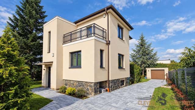 Bydlení ve vile z 30. let na Zbraslavi: Zahrada, balkon, parkování pro 2 auta, Romana Blahníka, Praha 5 – Zbraslav