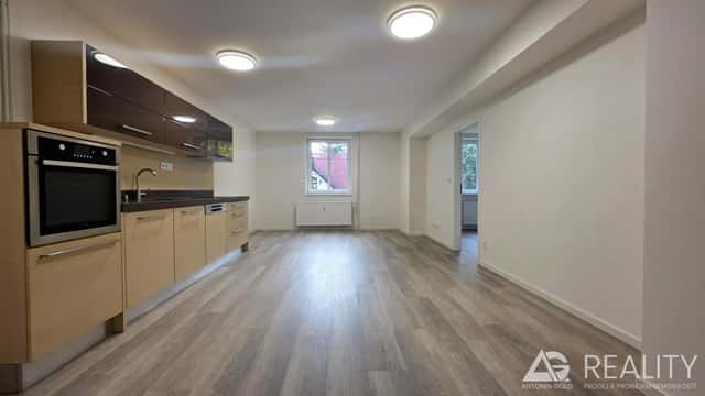 Prostorný byt 3+kk o výměře 85 m2, sklep 3 m2, parkovací místo před domem, Praha 5 - Hlubočepy, Pod Žvahovem, Praha 5 – Hlubočepy