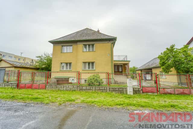 Prodej rodinného domu se 2 bytovými jednotkami, garáží a velkým pozemkem, Osvračín (okr. Domažlice)., Osvračín, okres Domažlice