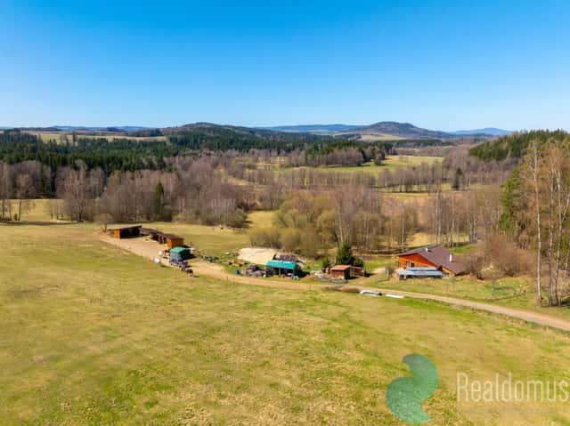 Prodej, dřevostavba v CHKO Novohradských hor, ucelený pozemek 60 200m2, Benešov nad Černou – Kuří, okres Český Krumlov