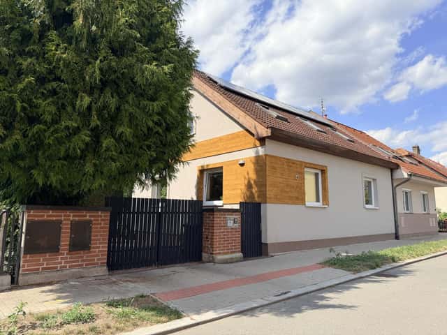 Pronájem prostorného rodinného domu 5+kk se zahradou a bazénem Pardubice, Studánka, Rumunská, Pardubice – Studánka