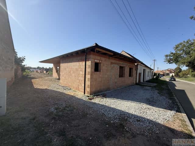 Prodej hrubé stavby moderního bungalovu 4+kk v Dyjákovicích., Dyjákovice, okres Znojmo