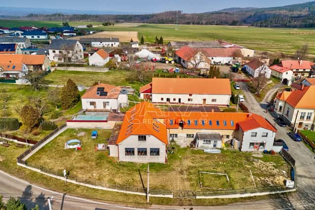 Dům s bytem 4+kk, 164 m2 a dvěma byty k dostavbě, Drhovy u Dobříše, 1435 m2, Drhovy, okres Příbram