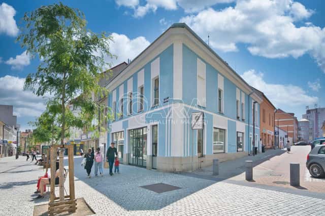 Středně velký a stabilní činžovní dům s novou střechou v centru Kladna, Komenského, Kladno