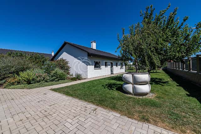 Zděný bungalov s letní kuchyní, zahradou a garáží, Vojkovice, okres Mělník
