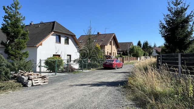 Stavební pozemek v proluce původní a nové zástavby RD, Hradešín, okres Kolín