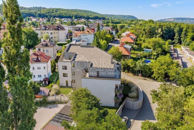 Prodej bytu 3+KK s terasou 49 m2 u cyklostezsky na rozhraní Modřan a Komořan, Viladům Okružní, Okružní, Praha 4 – Komořany